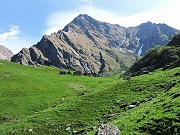 Alla ns sx l'Alpe Campo che visiteremo al ritorno ....